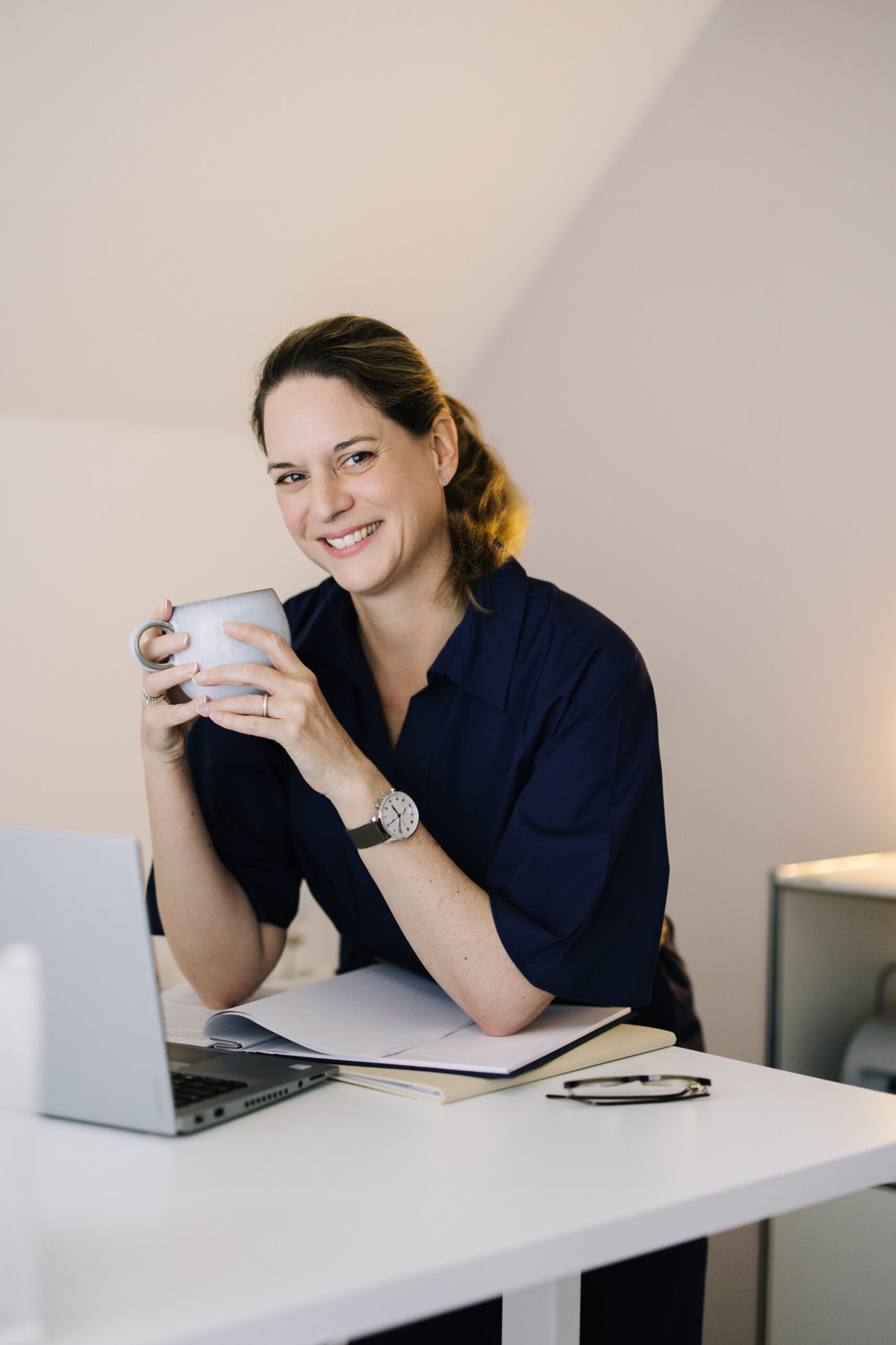 Porträt von Simone Suter, freie Traurednerin aus der Schweiz – Warm, professionell, mit Herz und Struktur.